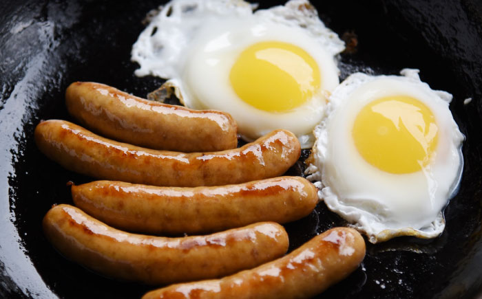 平飼いニワトリの有精卵！ほんまの朝食セットA（卵20個、ウィンナーソーセージ12本） / たまご / 佐賀県 / 本間農園 [41AJAA012]