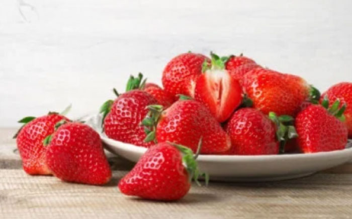 【2026年発送分 先行予約】いちご食べ比べ 2パック（いちごさん・さがほのか） / フルーツ / 佐賀県 / 一般社団法人龍乃 [41ANAC003]