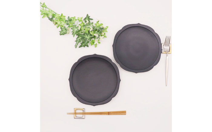 【有田焼】黒マット輪花桔梗渕6.5寸皿＋角リング箸置き（各2点セット） / 食器 / 佐賀県 / 株式会社深海三龍堂 [41APAD027]