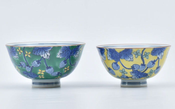 【ロマ佐賀】【有田焼】濃いちご飯碗  大小ペア / 食器 / 佐賀県 / 株式会社まるぶん [41APCD063]