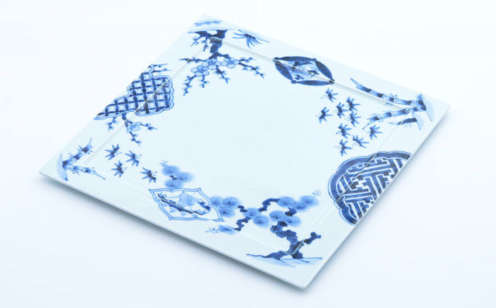 【ロマ佐賀】【有田焼】古染松竹梅スクエアディナープレート 約28cm / 食器 / 佐賀県 / 株式会社まるぶん [41APCD066]