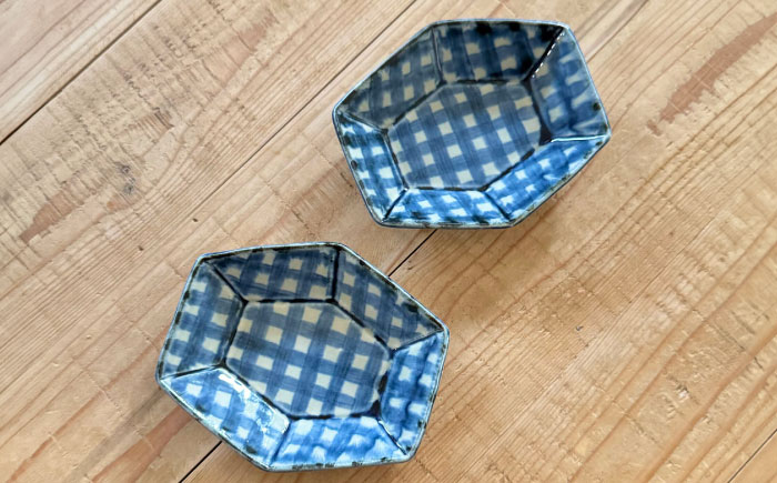 【有田焼】チェックブルー六角小皿2点セット 喜鶴製陶所 24to3 / 食器 / 佐賀県 / 株式会社西富陶磁器 [41APCJ010]