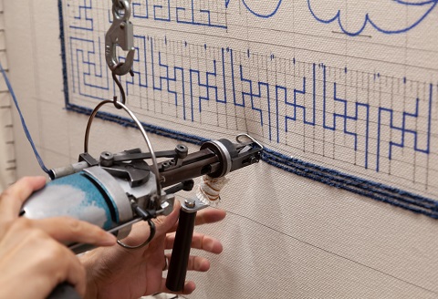 鍋島緞通 [手刺繍] 蟹牡丹縁二重雷文 灰地：C510-008