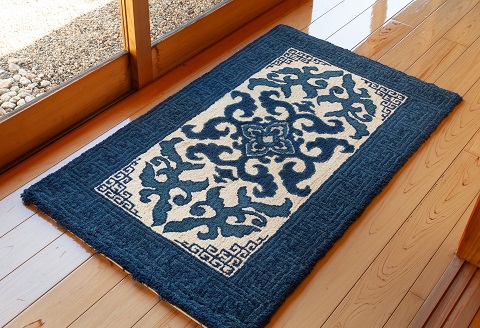 鍋島緞通 [手刺繍] 花菱龍唐草縁まんじ文 玉子地：C510-010