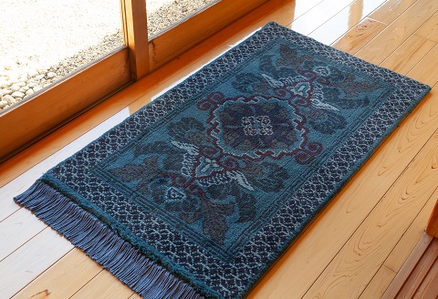 鍋島緞通[手織] 蟹牡丹文縁七宝 淡紺地：C812-007