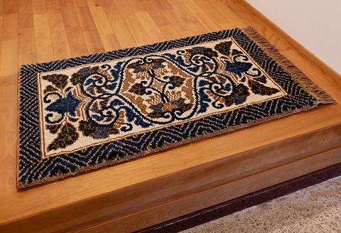 鍋島緞通[手織] 蟹牡丹文縁山形 淡灰地：C812-008