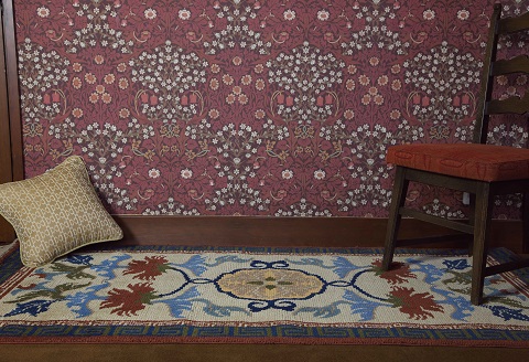 鍋島緞通[手織] 唐草芍薬文縁二重雷文 灰地緑：D253-010