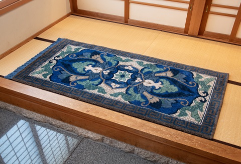 鍋島緞通[手織] 兜唐花紗綾形地縁雷文 中藍地灰地茶：D253-008