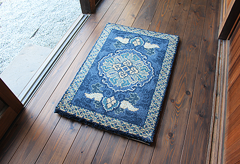 鍋島緞通【手織り】50×80cm 蟹牡丹文縁七宝山形花あさぎ：C510-015