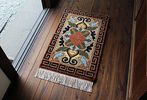 鍋島緞通【手織り】50×80cm 蟹牡丹文縁雷文淡黄：C510-016