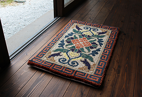 鍋島緞通【手織り】50×80cm 蟹牡丹文縁雷文淡茶：C510-017