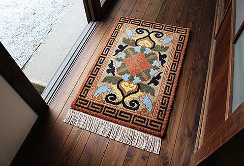 鍋島緞通【手織り】60×90cm 蟹牡丹文縁二重雷文淡黄：C711-002