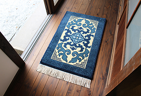 鍋島緞通【手織り】60×90cm 蔓花菱に雷文：C711-004