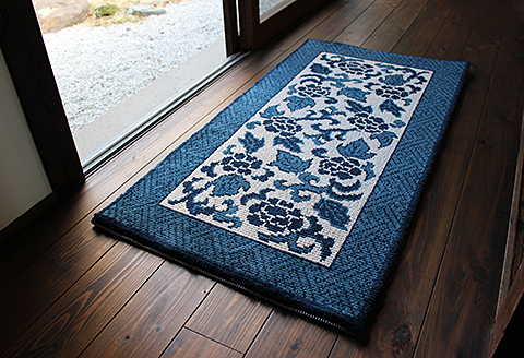 鍋島緞通【手織り】60×120cm 蔓牡丹唐草文縁紗綾形：C862-001