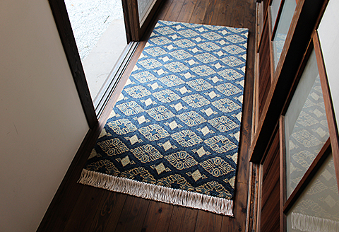 鍋島緞通【手織り】80×160cm 波流花：D172-001