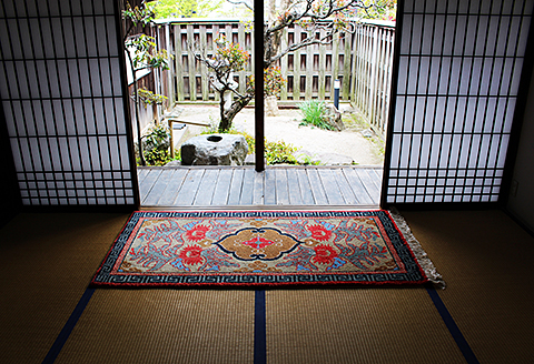 鍋島緞通【手織り】95×191cm 花杏葉文縁二重雷文：D253-012