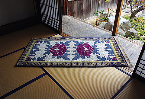 鍋島緞通【手織り】95×191cm 華牡丹に松皮文様縁二重雷文：D253-013