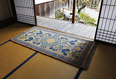 鍋島緞通【手織り】95×191cm 蟹牡丹文縁七宝繋に小雷文朽葉：D253-014