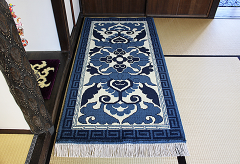 鍋島緞通【手織り】95×191cm 蟹牡丹文縁二重雷文女郎花：D253-016