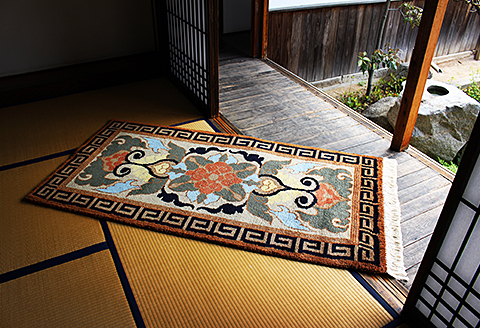 鍋島緞通【手織り】95×191cm 蟹牡丹文縁二重雷文淡黄：D253-017