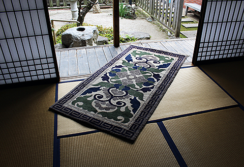 鍋島緞通【手織り】95×191cm 蟹牡丹文縁二重雷文淡茶：D253-018