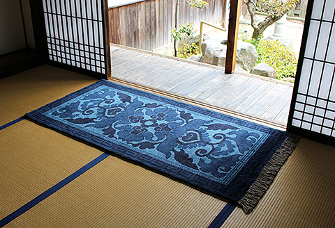 鍋島緞通【手織り】95×191cm 蟹牡丹文藍三色縁二重雷文：D253-019