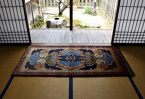 鍋島緞通【手織り】95×191cm 鍋島大牡丹縁二重雷文びわ茶：D253-020