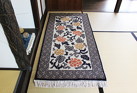 鍋島緞通【手織り】95×191cm 蔓牡丹唐草文「 温 」：D253-021