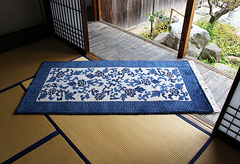 鍋島緞通【手織り】95×191cm 蔓牡丹唐草文縁卍繋文：D253-023