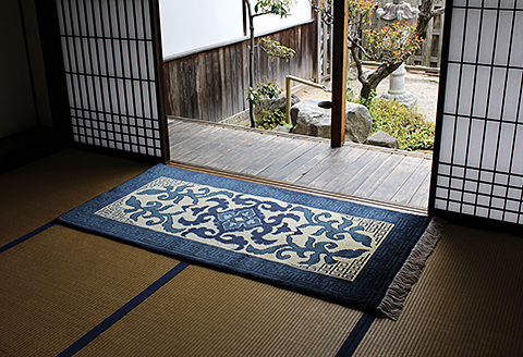 鍋島緞通【手織り】95×191cm 蔓花菱に雷文縁卍繋文：D253-025