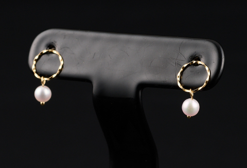 さりげなく揺れるベビーアコヤ真珠ピアスYG：B715-003