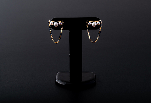 揺れるチェーンとグラデのアコヤ真珠ピアス：C139-015