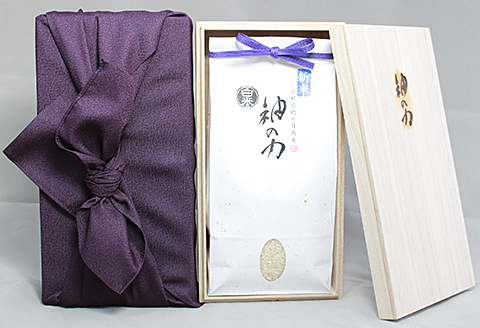 佐賀県特別栽培農産物認証！！自然米「神の力」桐箱風呂敷包み1kg：B345-001