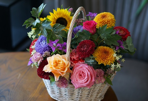 季節の生花のフラワーアレンジメント：B270-001