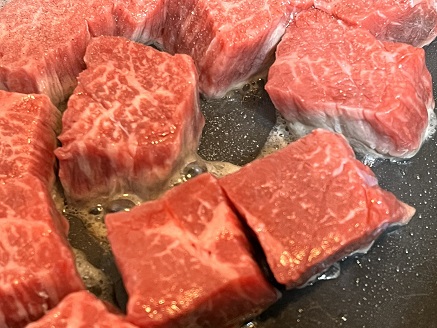 佐賀牛(A5ランクプレミアム) サイコロステーキ 500g：B220-044