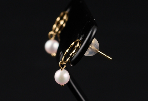 さりげなく揺れるベビーアコヤ真珠ピアスYG：B715-003