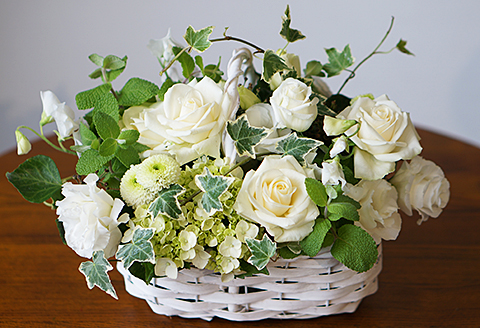 【定期便4回】季節の生花のフラワーアレンジメント：C104-004