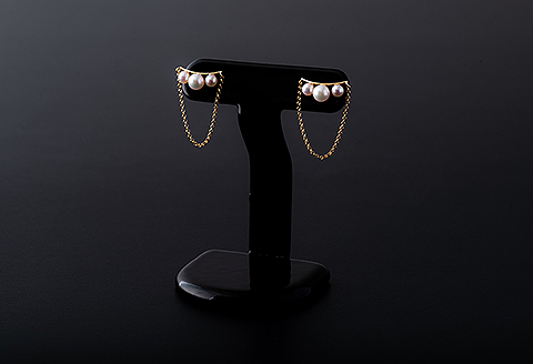 揺れるチェーンとグラデのアコヤ真珠ピアス：C139-015