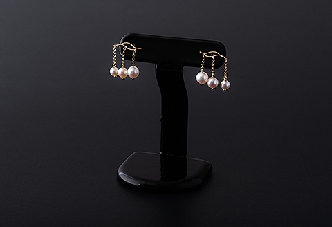 自然優美な雫のアコヤ真珠ピアス：C103-013