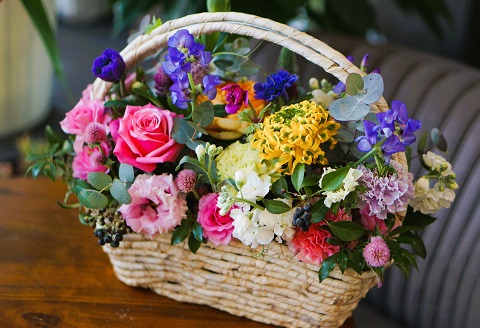 季節の生花のフラワーアレンジメント：B270-001