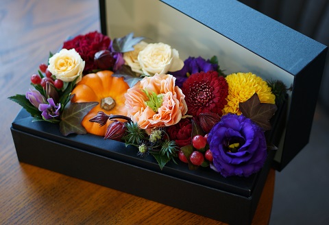 季節の生花のフラワーボックス：B160-019