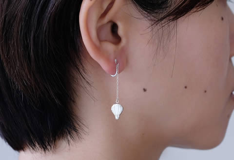 ぷかぷか浮かぶ気球と雲が可愛いシルバーイヤリング：B315-006