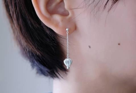 ぷかぷか浮かぶ気球と雲が可愛いシルバーポストピアス：B305-008