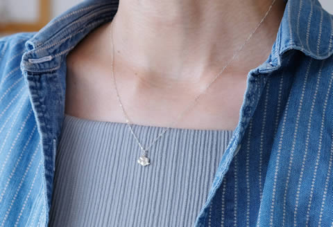 小粒で可愛いシンプルな雲のシルバーペンダント：B270-007