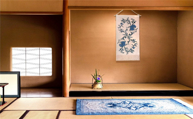 人間国宝　井上萬二氏デザイン 白磁牡丹「Hakuji Botan」 鍋島緞通 ：D108-001