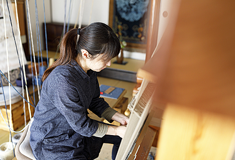 鍋島緞通【手織り】50×80cm 蟹牡丹文縁雷文淡黄：C510-016