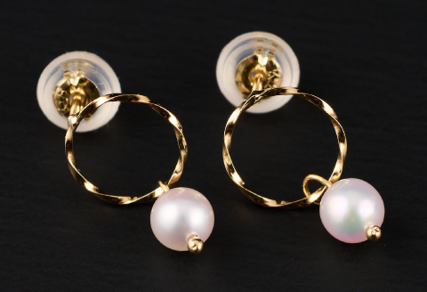 さりげなく揺れるベビーアコヤ真珠ピアスYG：B715-003