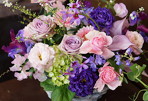 【定期便4回】季節の生花のフラワーアレンジメント：C104-004