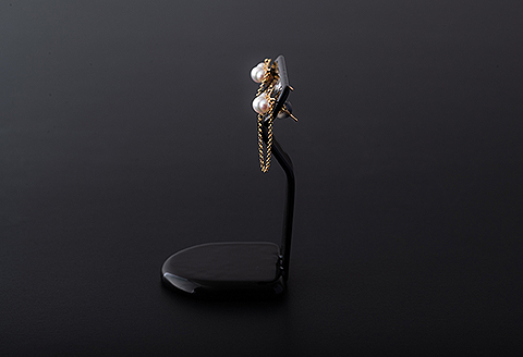 揺れるチェーンとグラデのアコヤ真珠ピアス：C139-015