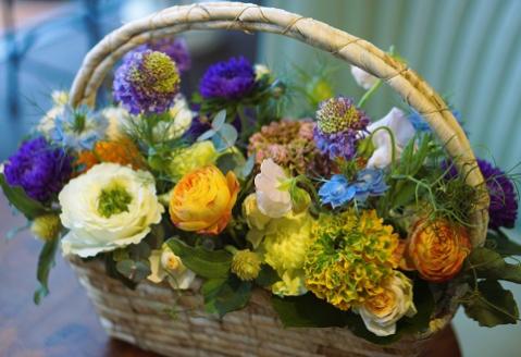 季節の生花のフラワーアレンジメント：B270-001